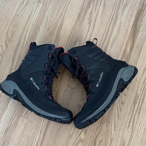 NWOB - Columbia Black and Red Winter Mens Waterproof Boots - size 11.5